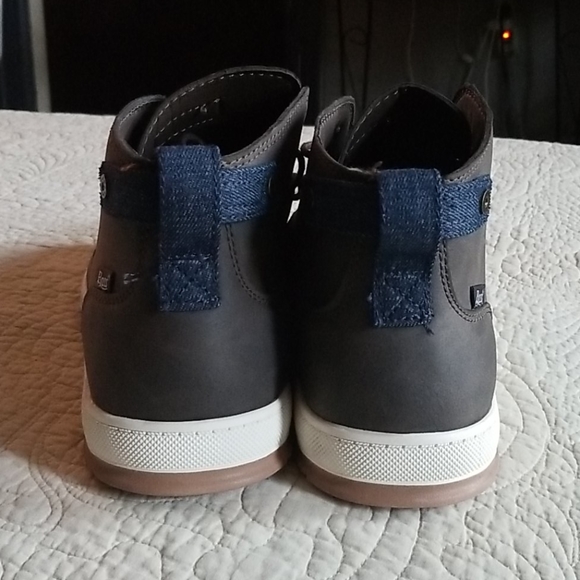 Shoes. - Picture 2 of 7